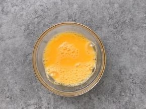 鸡蛋液搅打均匀