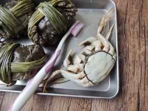 把大闸蟹用刷子刷洗干净