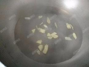 锅里放水，放入姜片，加一点料酒和一点油