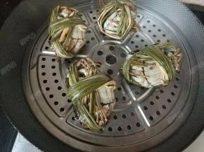 放蒸屉，将大闸蟹腹部朝上放在蒸屉上