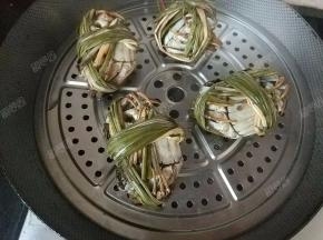 放蒸屉，将大闸蟹腹部朝上放在蒸屉上