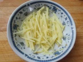 将切好的姜丝放在味碟中