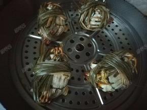 大闸蟹大火蒸5分钟，转中火10分钟