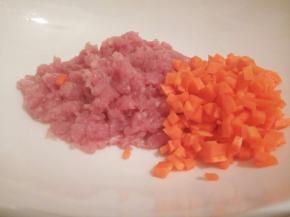 瘦肉剁成碎，胡萝卜切小丁