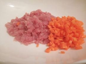 瘦肉剁成碎，胡萝卜切小丁