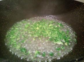 锅里放水，水开下西兰花焯水，水开煮30秒捞出控水