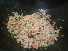 锅里放油，把这些食材炒熟就可以，