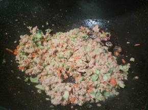 锅里放油，把这些食材炒熟就可以，