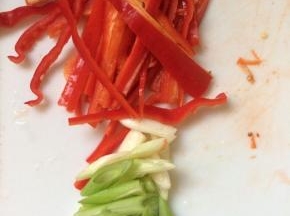 将红椒切长条，葱切斜段。
