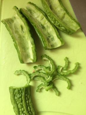 苦瓜洗净切段，对半切开，去掉瓤，切细片。