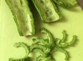 苦瓜洗净切段，对半切开，去掉瓤，切细片。