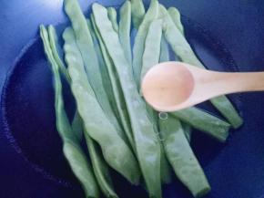 豆角焯水，水烧开后加入豆角，加入少许食用油。