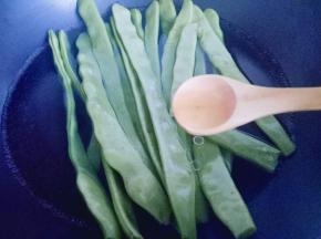 豆角焯水，水烧开后加入豆角，加入少许食用油。