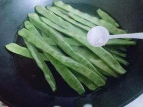 再加入少许盐，这个方法焯绿色食物会保持绿色蔬菜原有的绿色。