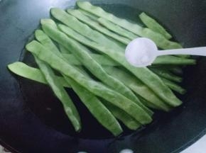再加入少许盐，这个方法焯绿色食物会保持绿色蔬菜原有的绿色。