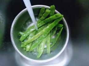 焯水后捞出立即过冷水，捞出淋干水份。