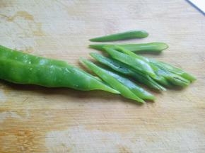 豆角切丝。