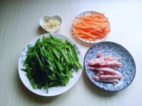 所有食材准备完成。蒜瓣用刀身拍碎，蒜皮自然会脱落，再切碎。