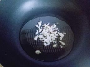 起油锅，加入切好的蒜炒香。