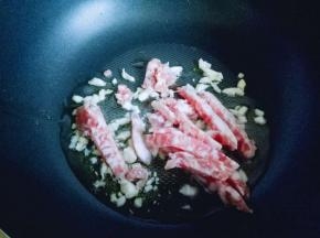 再加入肉肠煸炒，加入少许料酒。