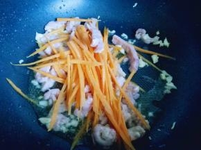 加入切好的胡萝卜丝。