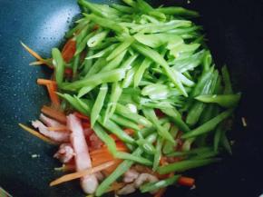 再加入豆角丝，翻炒均匀，炒至豆角断生即可。