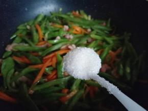 再加入糖，快速翻炒，关火。