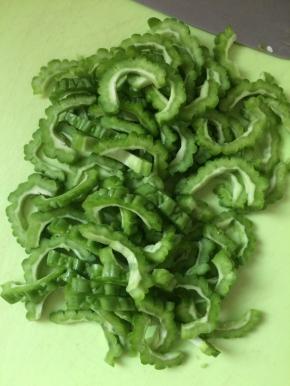 将苦瓜切好备用