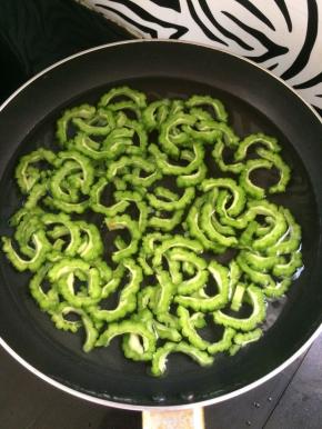 锅中放入水，烧开，放入一小勺盐，放入苦瓜焯一下水。