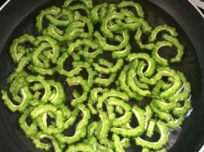 锅中放入水，烧开，放入一小勺盐，放入苦瓜焯一下水。