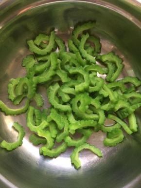 将焯过水的苦瓜捞出