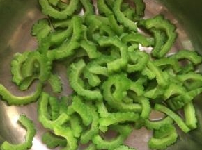 将焯过水的苦瓜捞出