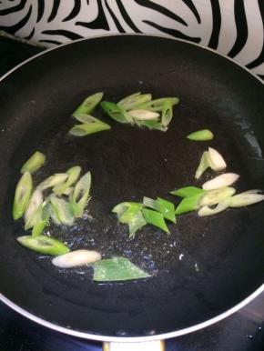 锅中放入油烧热，放入葱炒香