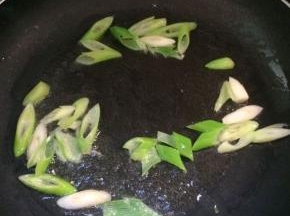 锅中放入油烧热，放入葱炒香