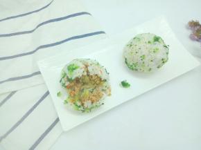 再把保鲜膜的几个角攥紧，捏圆就可以了，作为早餐，孩子喜欢的不得了！