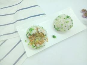 再把保鲜膜的几个角攥紧，捏圆就可以了，作为早餐，孩子喜欢的不得了！