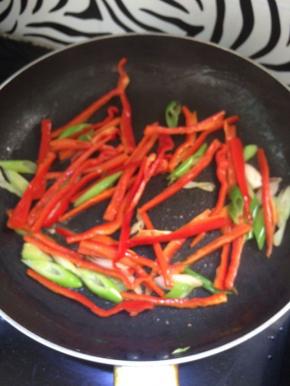 放入红椒丝翻炒几下