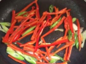 放入红椒丝翻炒几下