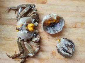 掰开蟹盖，去蟹腮。