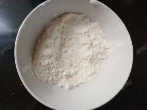 碗中放入淀粉
