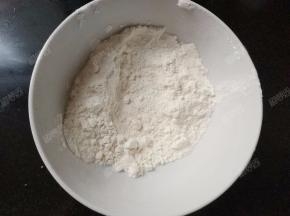碗中放入淀粉