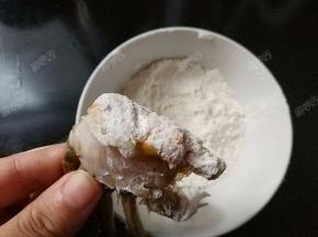 在大闸蟹的切面上沾上淀粉