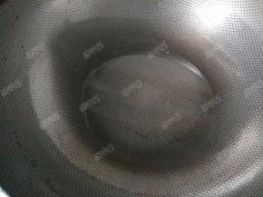 锅中放入油烧热。