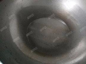 锅中放入油烧热。