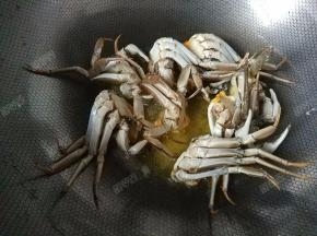 将沾有淀粉的一面朝下放入锅中略煎。