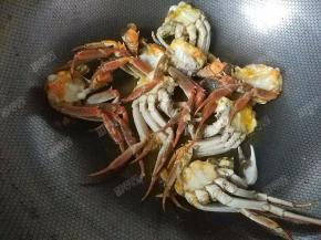 等蟹黄凝固后炒至蟹变色捞出。