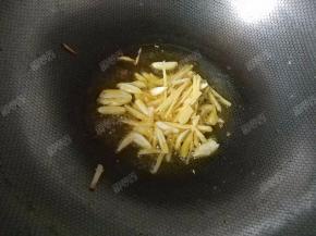 锅中留底油，姜蒜放进去炒香。