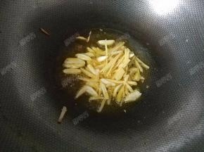 锅中留底油，姜蒜放进去炒香。