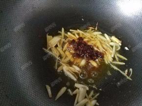 加入一勺香辣酱炒香。