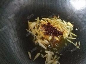 加入一勺香辣酱炒香。